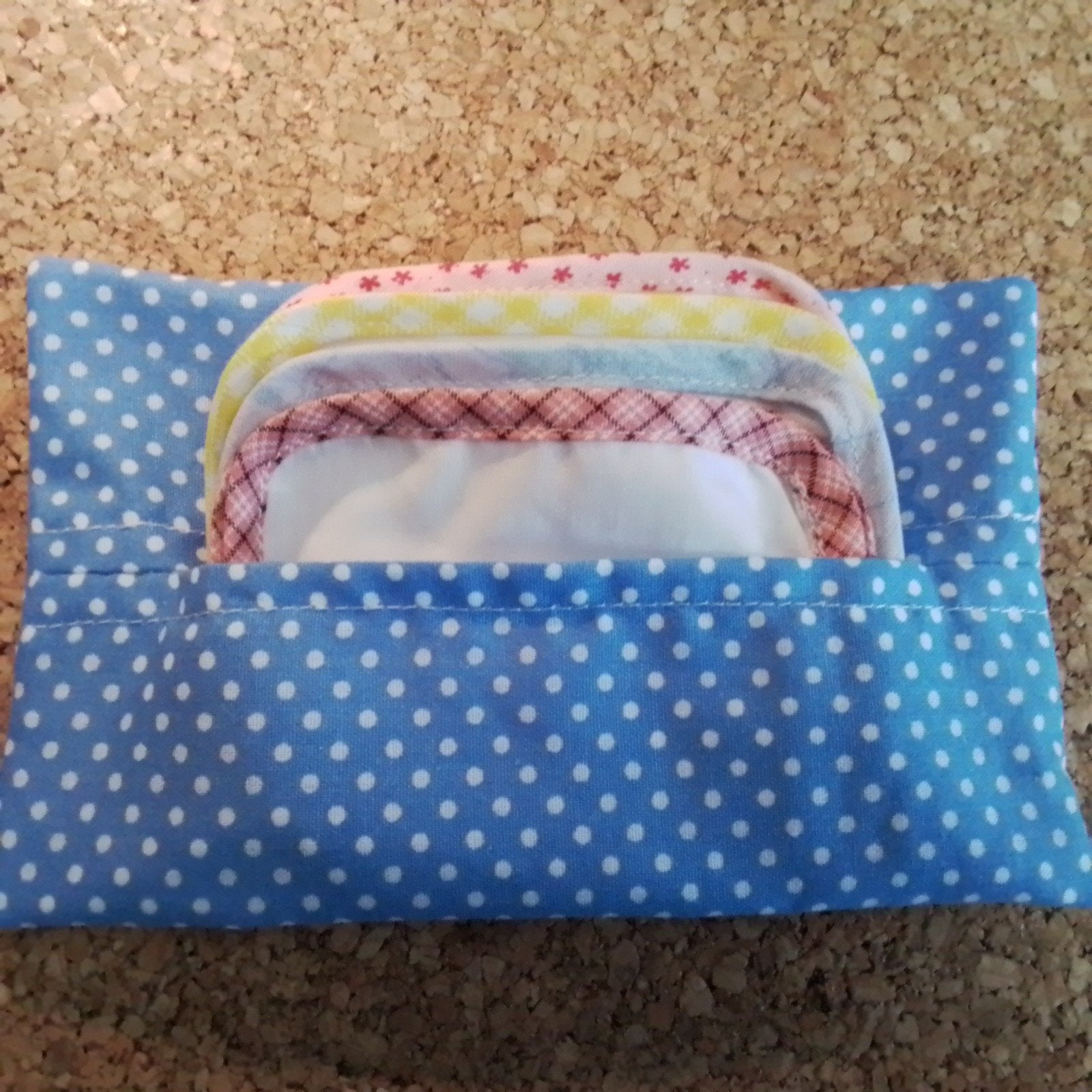 Poppenkleertjes  WASBAAR BILLENDOEKJES-ETUITJE met 4 doekjes, Ophalen of Verzenden, Nieuw, Babypop