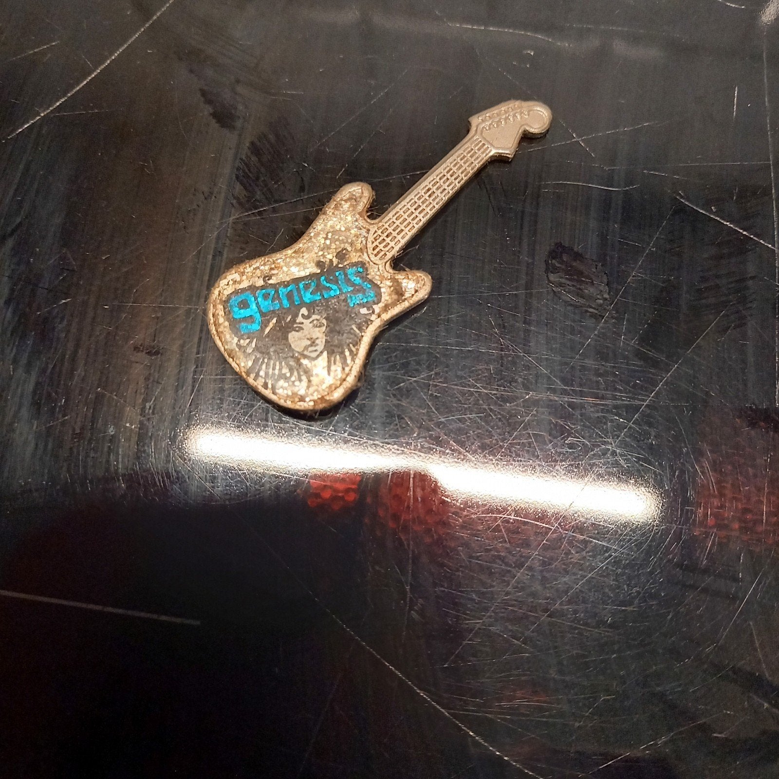 Vintage Genesis Gitaar Speldje / Badge – Jaren '80 England, Verzamelen, Ophalen of Verzenden, Gebruikt, Overige onderwerpen