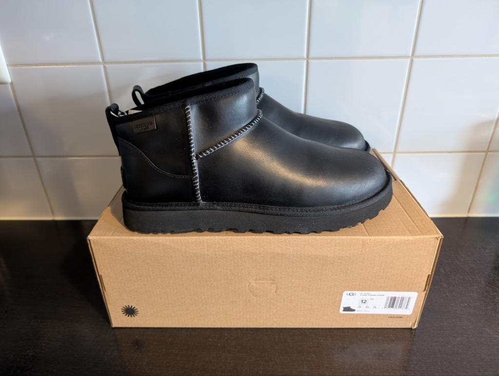 Ugg Classic Mini Leather - Maat 43 - Nieuw!, Kleding | Heren, UGG, Zwart, Boots, Nieuw