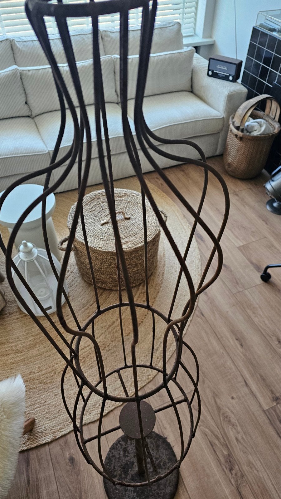 Roestig metalen paspop, Ophalen
