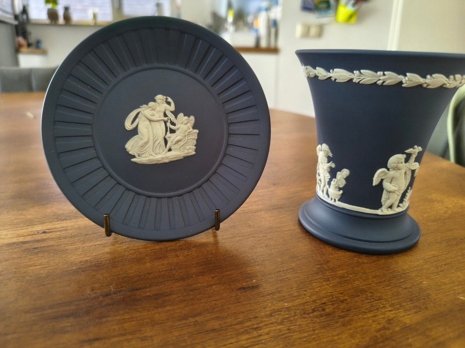 Wedgwood Jasperware set: bord en vaas, donkerblauw, Ophalen of Verzenden
