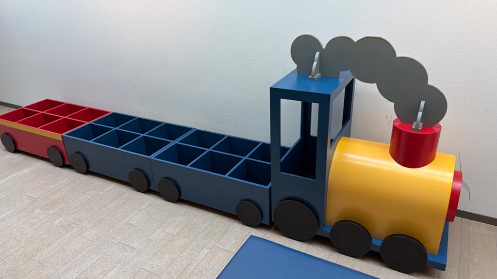 Unieke Trein Boekenkast/Opbergmeubel voor Kinderkamer, Verzamelen, Speelgoed, Ophalen, Gebruikt