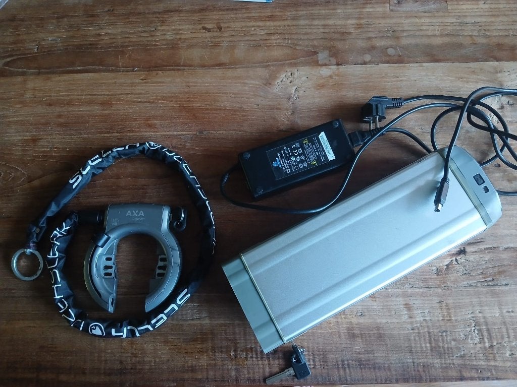 Fietsaccu Stella, met lader, fietsslot en 3 sleutels, Ophalen of Verzenden, Gebruikt