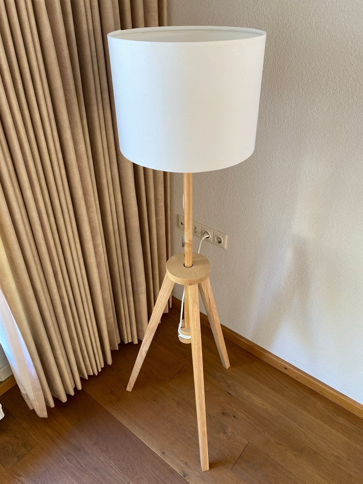 Moderne vloerlamp met houten statief en witte kap, Huis en Inrichting, Lampen | Vloerlampen, Ophalen, E27 (groot), Zo goed als nieuw
