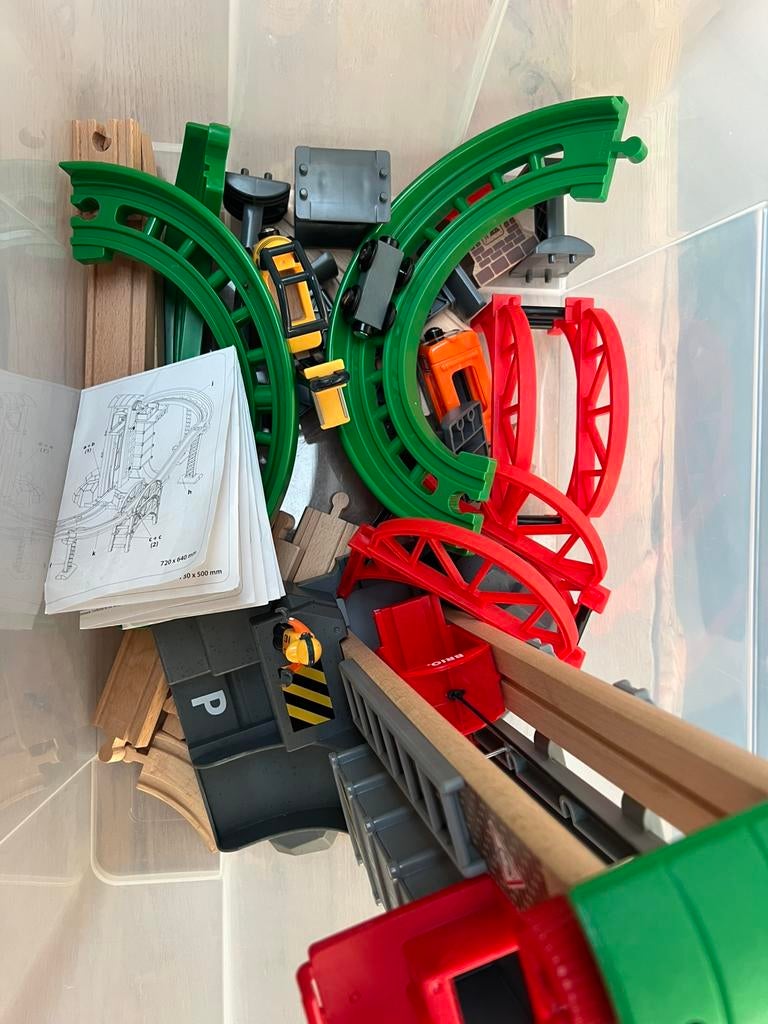 BRIO lift en load treinset en treingarage met trein, Ophalen of Verzenden, Gebruikt, Jongen of Meisje