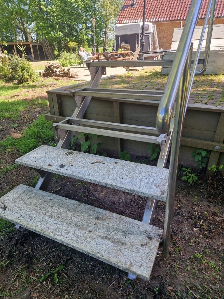 Buitentrap met RVS leuning en granieten treden, Ophalen, Gebruikt, Minder dan 2 meter