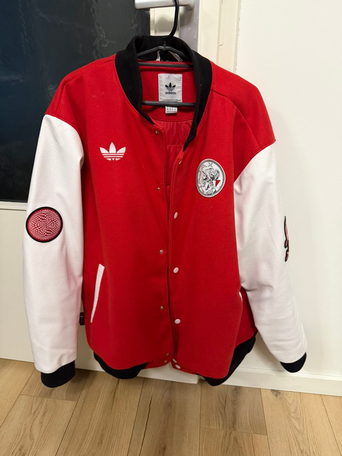 Adidas x Ajax Graphic Varsity Jacket / College Jack, Ophalen of Verzenden, Zo goed als nieuw, Maat 56/58 (XL), Rood