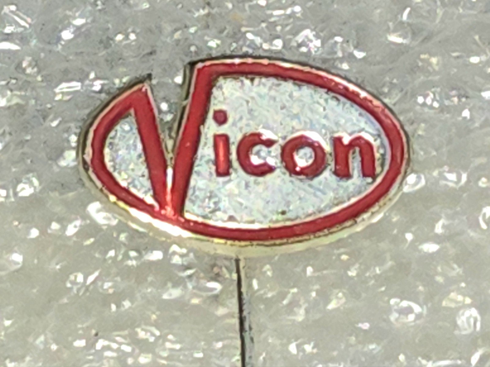 Speldje VICON - Vintage Reclame Pin, Verzamelen, Speldjes, Pins en Buttons, Ophalen of Verzenden, Gebruikt, Overige onderwerpen