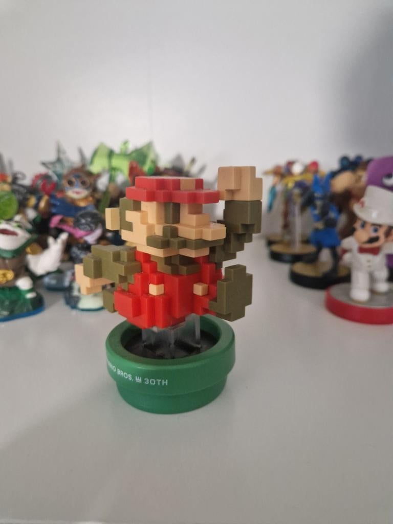 Pixel Mario amiibo figuur op groene basis, Ophalen of Verzenden, ., ., .