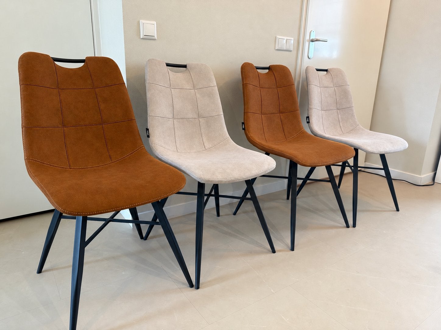 Set van 4 moderne eetkamerstoelen - Bruin en Beige van HACO, Ophalen, Bruin, Zo goed als nieuw, Vier