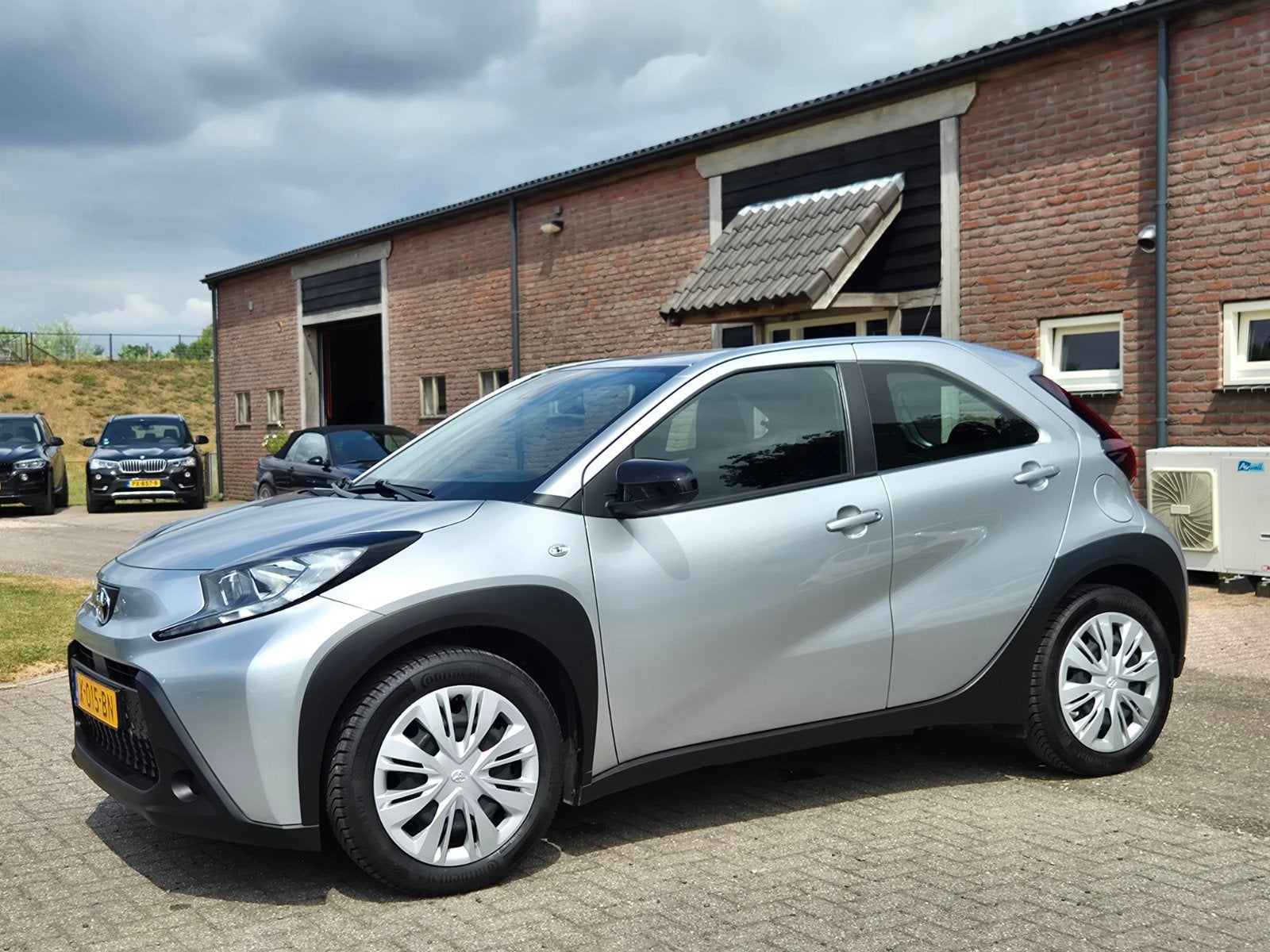 Toyota Aygo X 1.0 Vvt-i MT 72pk 2023 I Camera I Carplay I Cr, Stof, 920 kg, Met garantie (alle), 4 stoelen