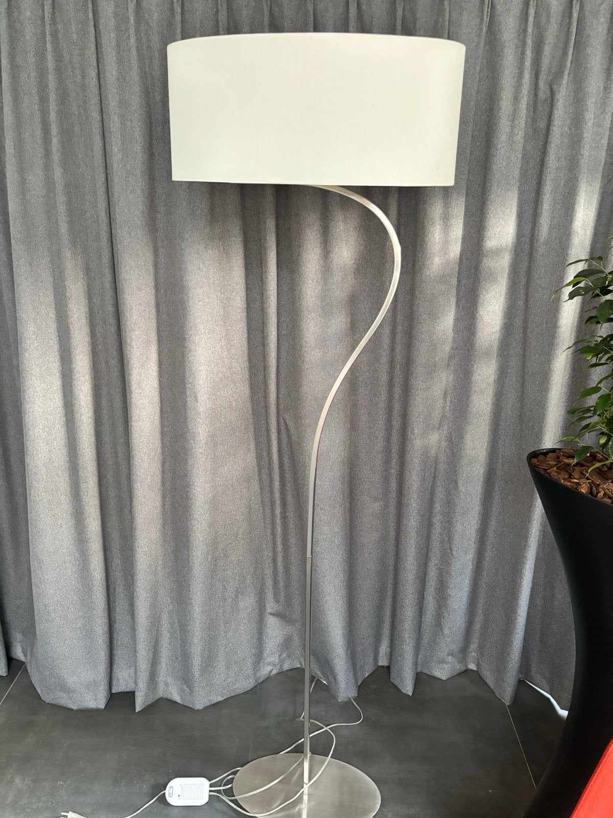 Moderne staande lamp met ovale kap, 1.78m hoog, Ophalen, E27 (groot), Zo goed als nieuw, Metaal