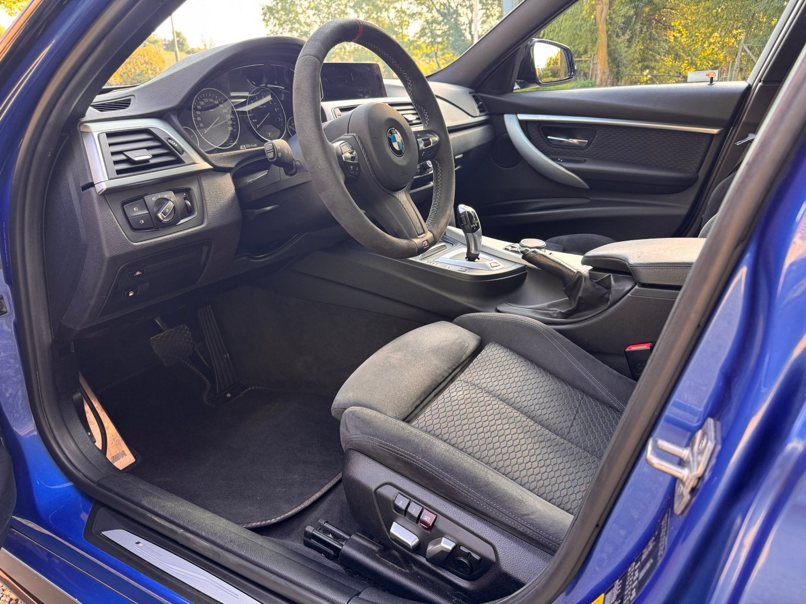 BMW 3-Serie 330e M-Performance | HUD | LED | ACC, Auto's, Automaat, Achterwielaandrijving, 252 pk, Blauw