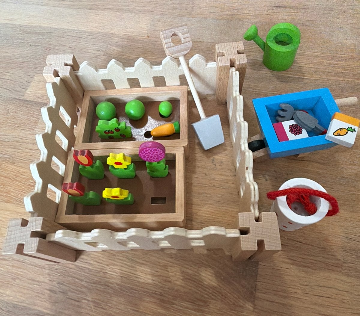 Goki 51729 houten tuin / moestuin voor poppenhuis, Ophalen of Verzenden, Gebruikt, Meubelstuk of Keukentje