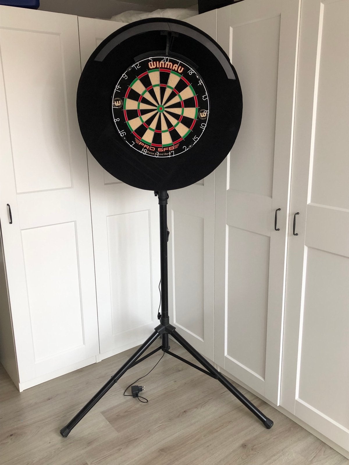 Complete set: dartbord met verlichting, standaard en mat, Sport en Fitness, Darts, Ophalen, Zo goed als nieuw, Dartbord met pijlen