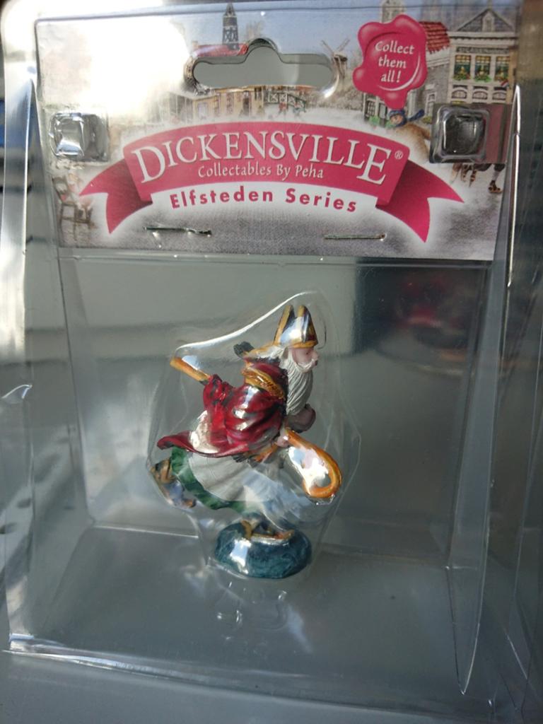 Dickensville kerstdorp schaatsende Sinterklaas, Ophalen of Verzenden, Zo goed als nieuw