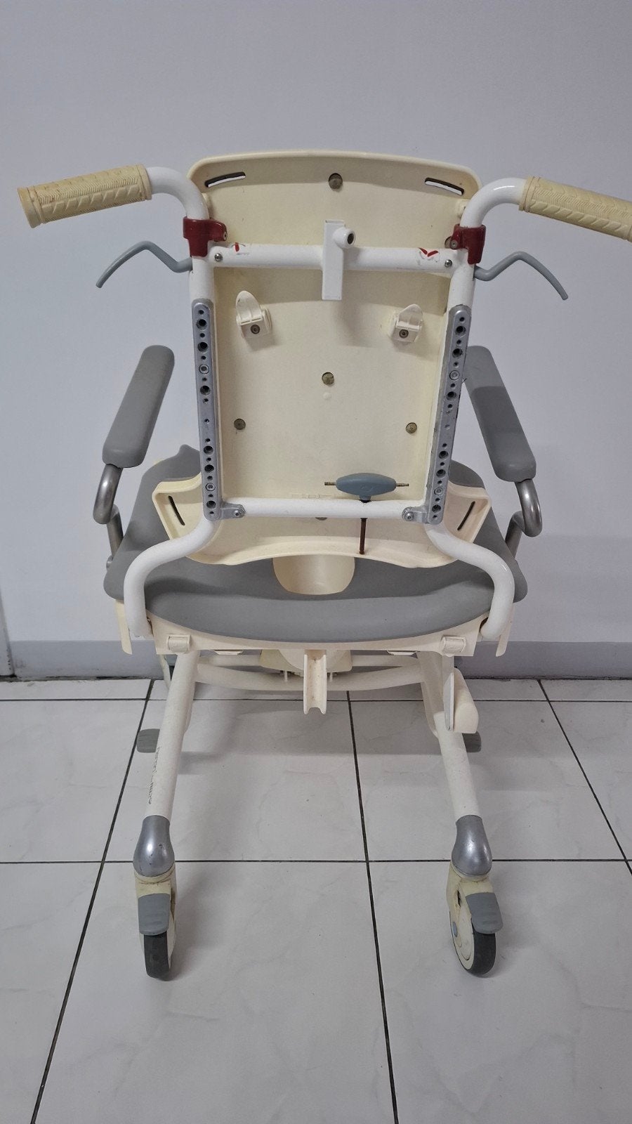Bad-/Postoel op wielen (TE KOOP IN SURINAME), Ophalen, Gebruikt, Duwrolstoel