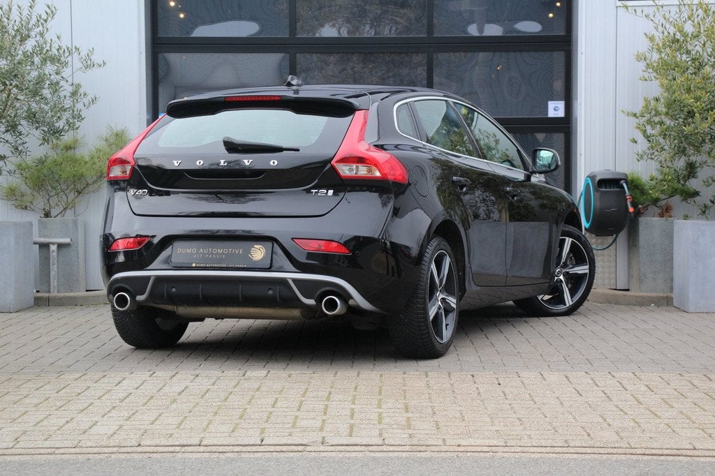 Volvo V40 1.5 T2 R-Design Automaat - LEDER/ALCANTARA - LED -, Auto's, Zwart, 4 cilinders, 700 kg, Bedrijf