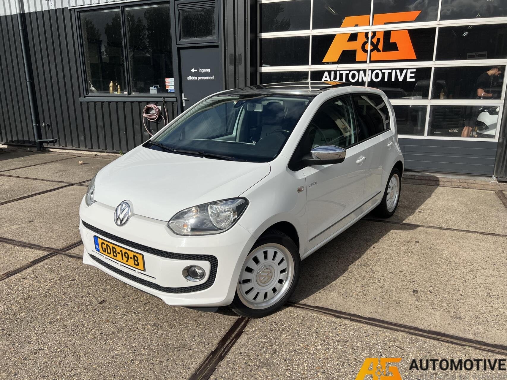 Volkswagen High Up! 5DRS 1.0 White Edition 75PK | Bomvol! |, Auto's, Volkswagen, Euro 5, Up!, 4 stoelen, Wit