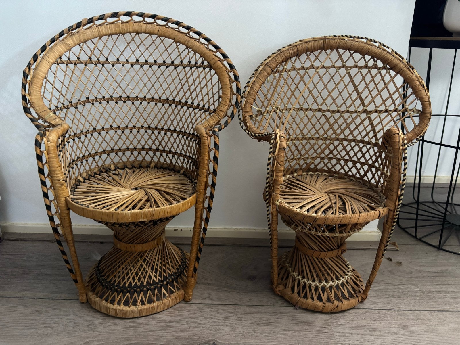 2 vintage rotan pauwenstoelen voor poppen/planten, Ophalen