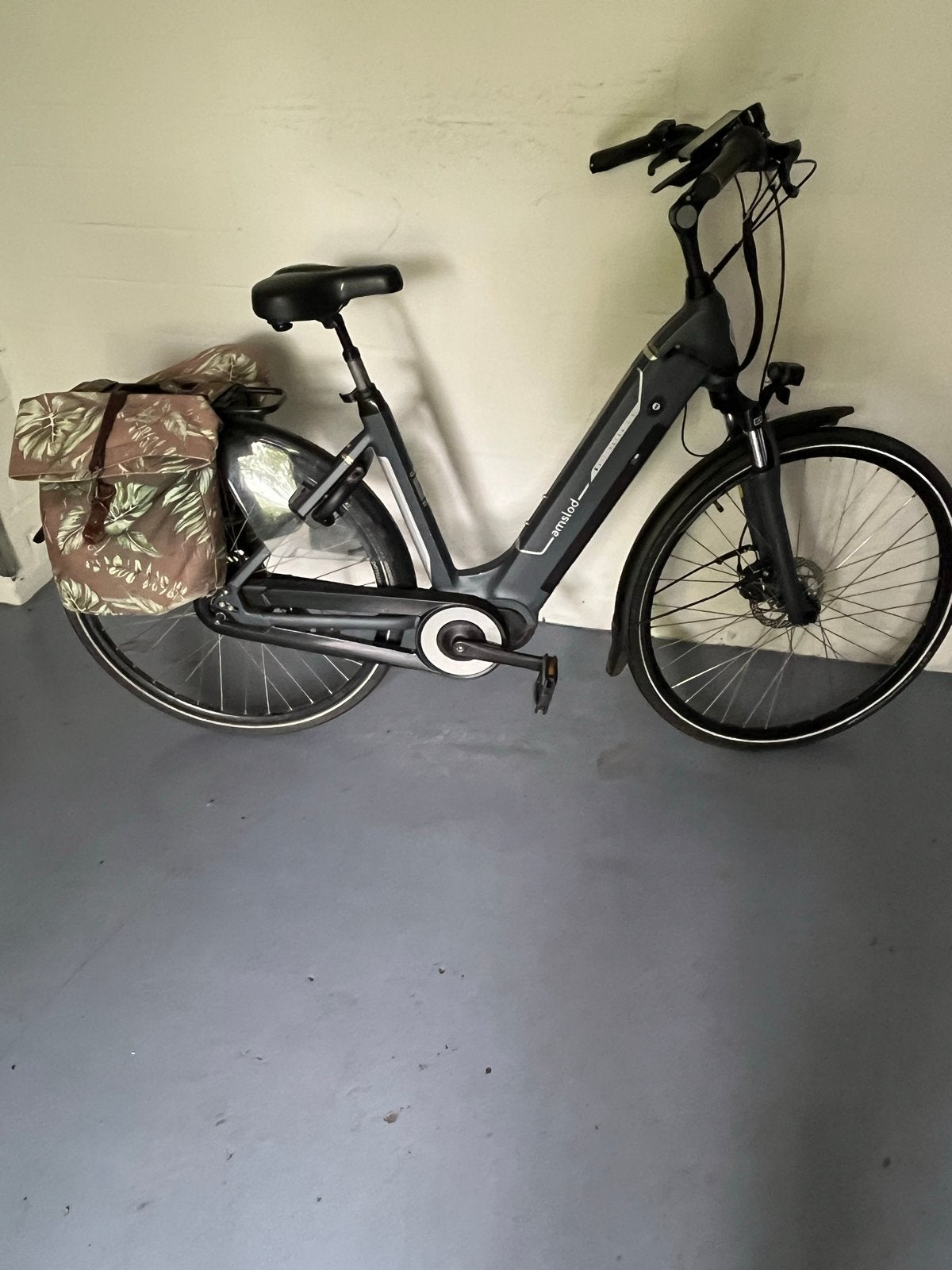 Amslod Wellington E-MD elektrische fiets met fietstassen, Gebruikt, 51 tot 55 cm, 50 km per accu of meer, Ophalen