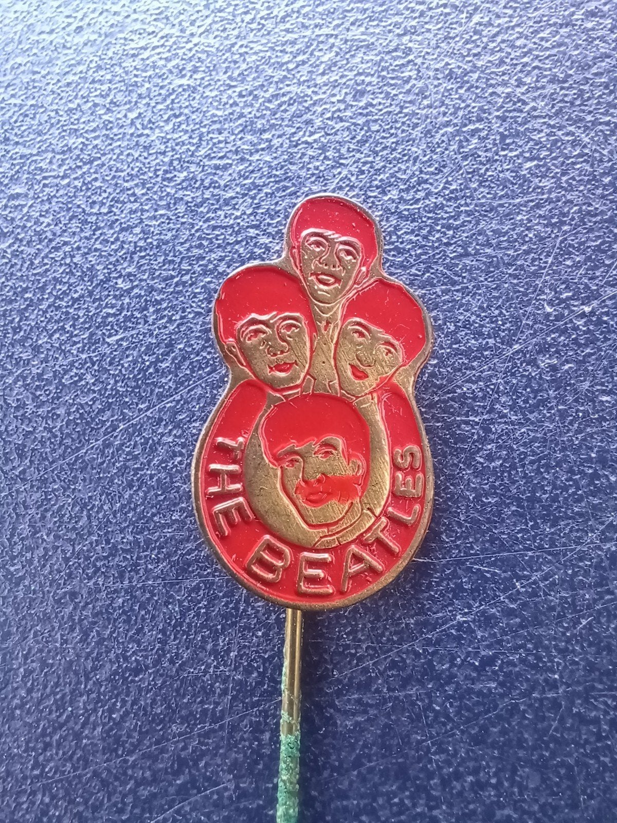 Speldje The Beatles (rood), Verzamelen, Ophalen of Verzenden, Gebruikt, Overige onderwerpen, Speldje of Pin