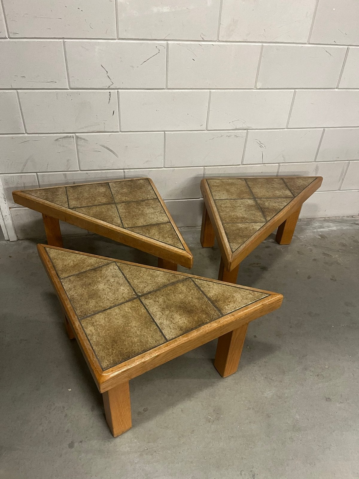 Set van 3 vintage bijzettafels met tegels, driehoekig, Huis en Inrichting, Ophalen, Minder dan 45 cm, Gebruikt, Vintage