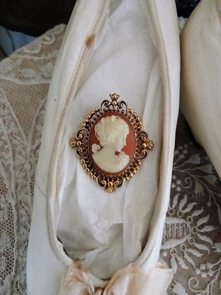 Vintage camee broche AVON..., Overige materialen, 4 tot 7 cm, Gebruikt, Verzenden