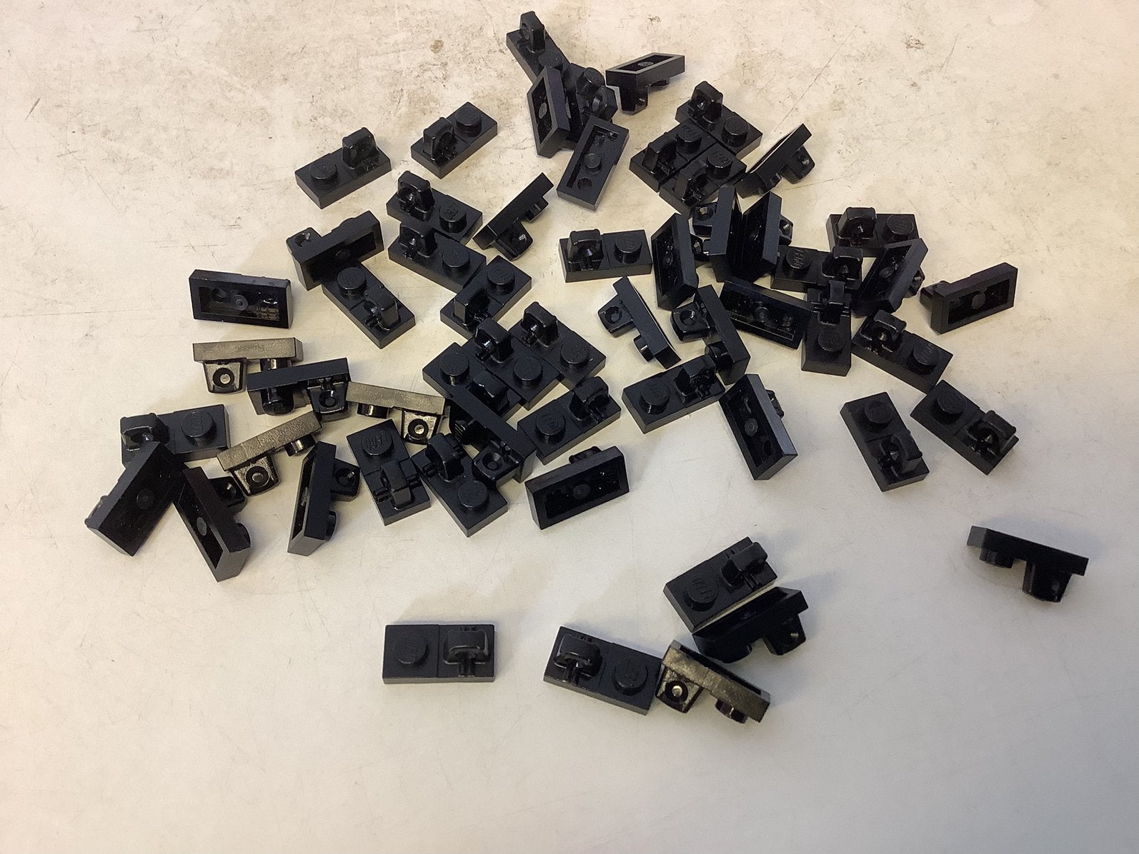 Lego scharnierplaat 1x2 met 1 vinger aan bovenkant zwart, Ophalen of Verzenden, Gebruikt, Losse stenen, Lego
