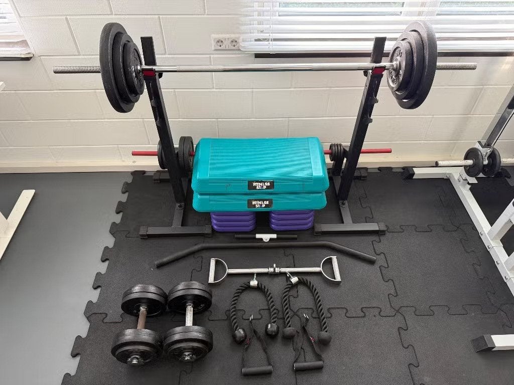 Home gym | 144kg schijven + pulldown + bank + dumbbells, Ophalen, Gebruikt, Benen, Fitnessbank