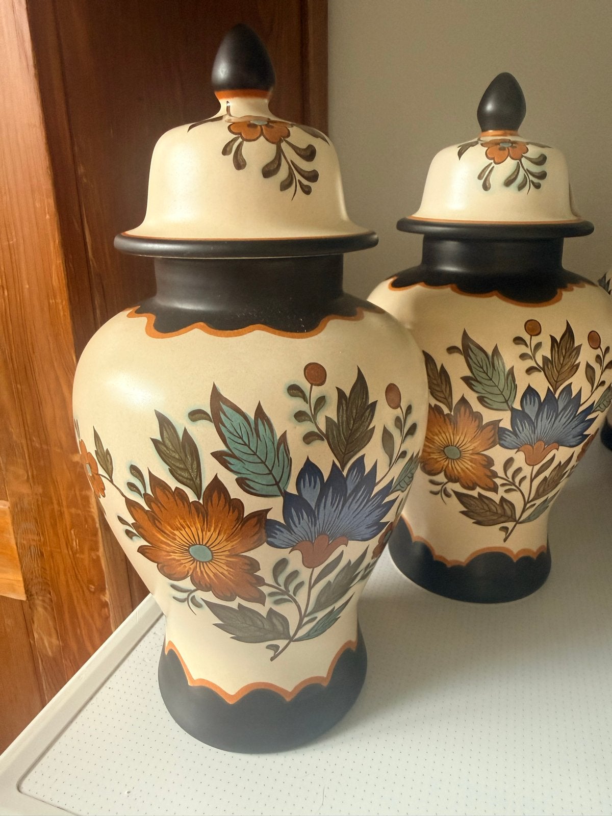 Set van 2 decoratieve vazen met bloemmotief, Antiek en Kunst, Ophalen