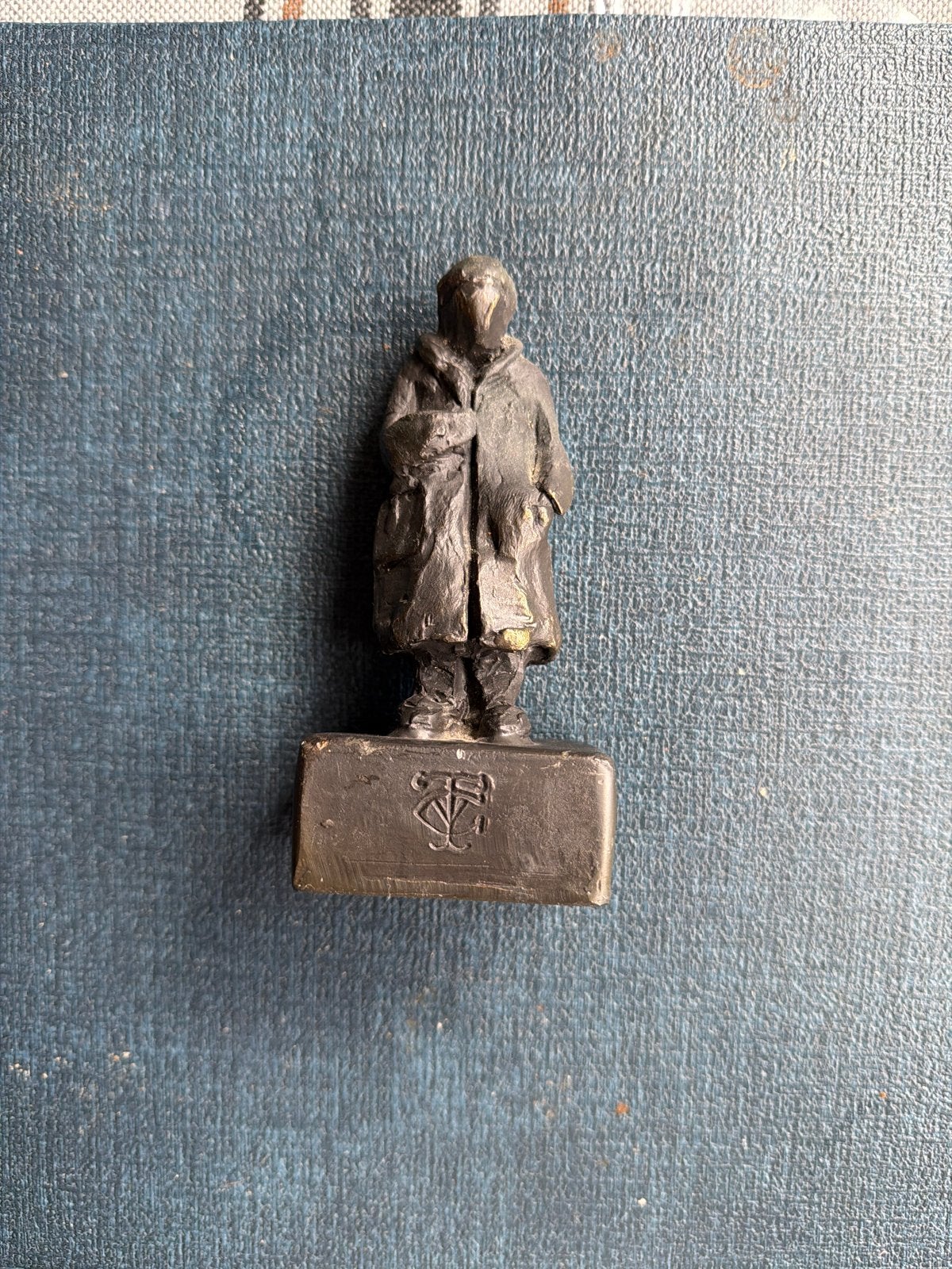 Vintage bronzen beeldje van een man, gesigneerd, Minder dan 20 cm, Ophalen of Verzenden, Beeld, Bruin