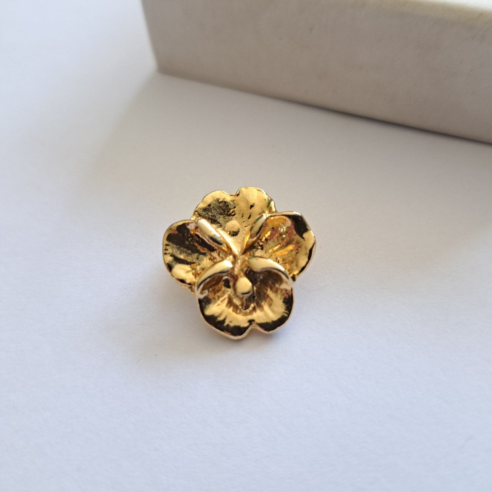 Kleine bliem broche goudkleurig, Sieraden, Tassen en Uiterlijk, Broches, Verzenden, Minder dan 4 cm, Goud, Overige materialen