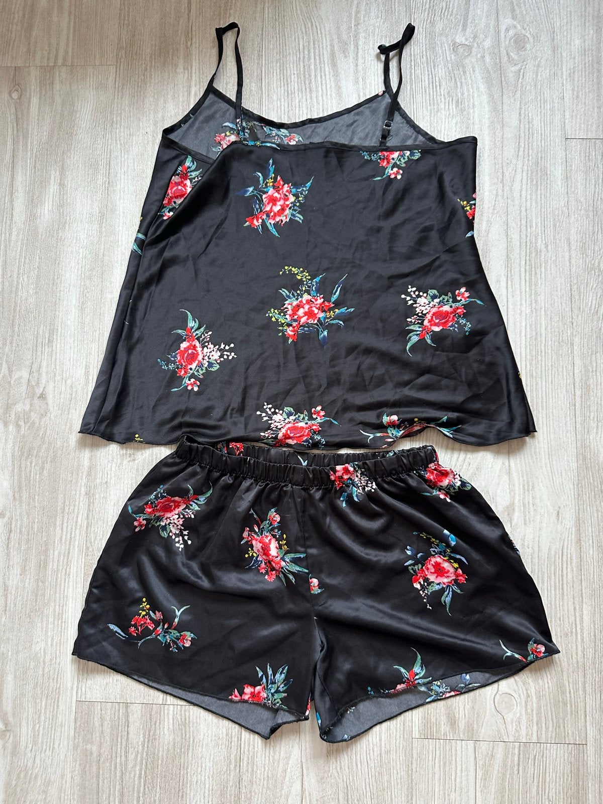Zwarte satijnen pyjama met bloemenprint, maat S, Kleding | Dames, Ophalen of Verzenden, Zo goed als nieuw, Maat 36 (S)