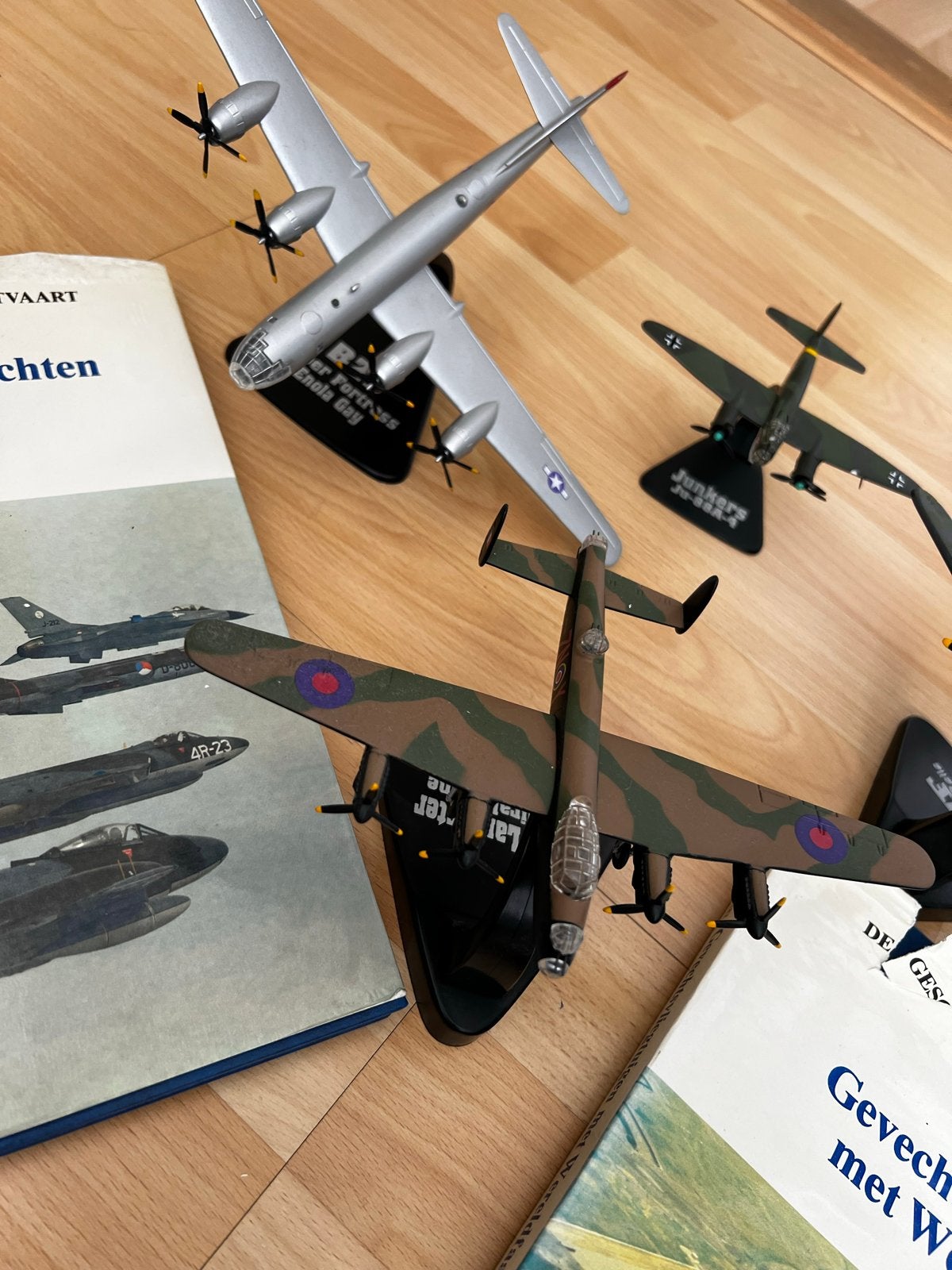 Boeken over Luchtvaart - 4 stuks vliegtuigen op schaal, Verzamelen, Luchtvaart en Vliegtuigspotten, Ophalen of Verzenden, Gebruikt