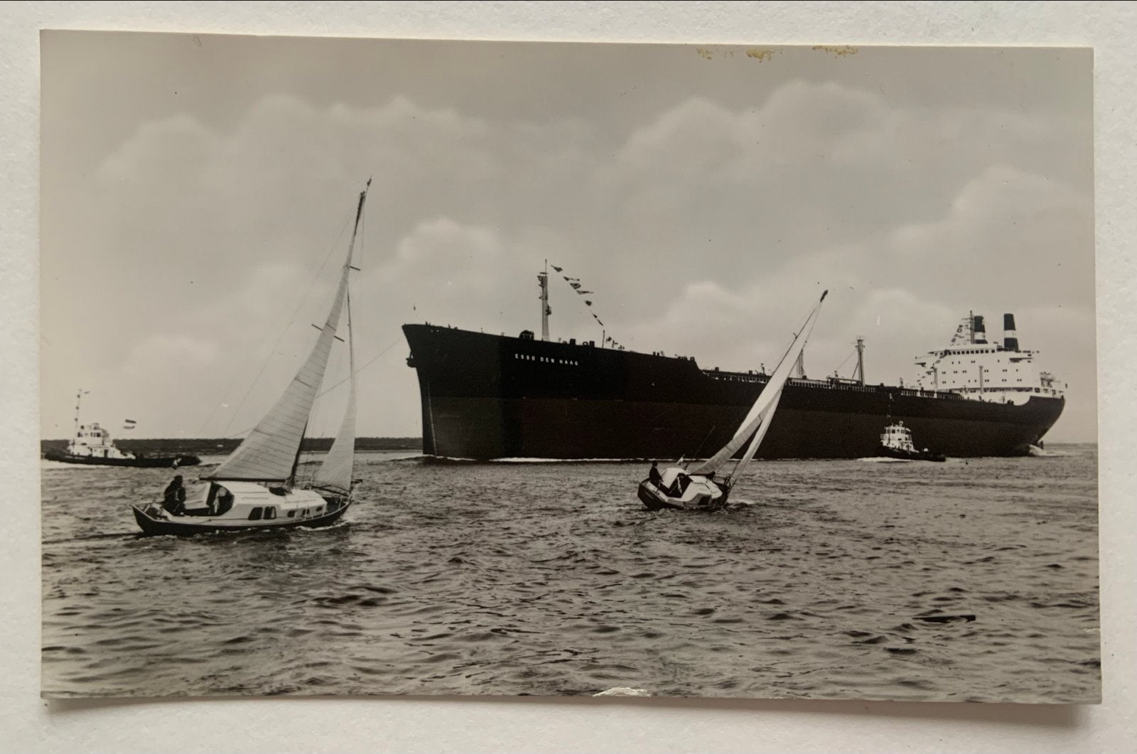 ansichtkaart s.s. "Esso Den Haag" met zeilboten, Verzenden, Gebruikt, Motorboot of Zeilboot, Kaart, Foto of Prent