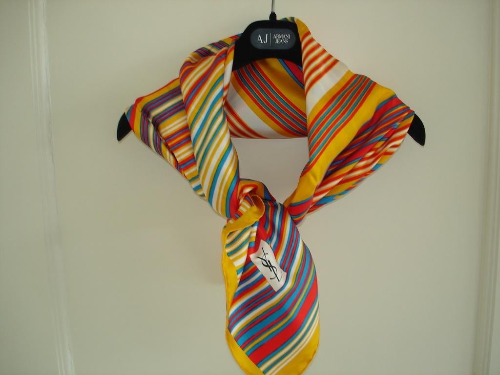 Yves Saint Laurent zijden sjaal 85 x 88 France, Kleding | Dames, Mutsen, Sjaals en Handschoenen, Ophalen, Yves Saint Laurent, Maat 42/44 (L)