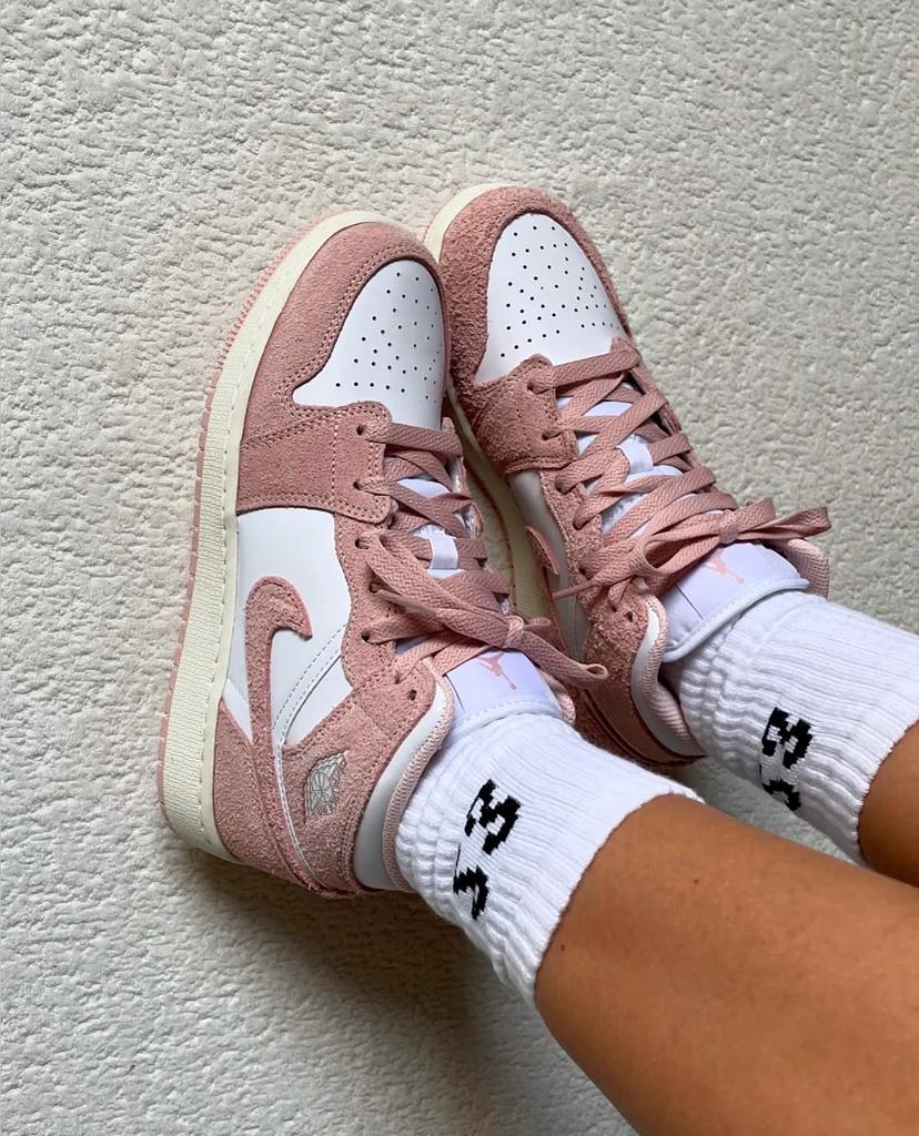Nike Air Jordan 1 Mid ‘Dark Pink Suede’ 40, Kleding | Dames, Schoenen, Nike, Nieuw, Ophalen of Verzenden, Sneakers of Gympen