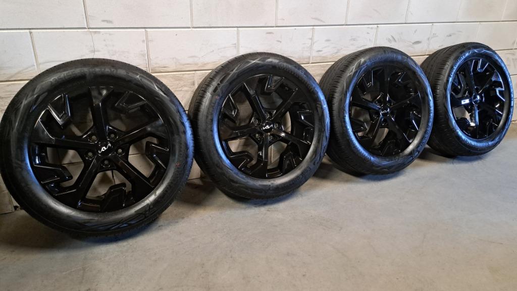 Zwarte velgen Sportage Sorento Kona RAV4 Vitara 235/55/18, Auto-onderdelen, 18 inch, Gebruikt, Banden en Velgen, Ophalen of Verzenden