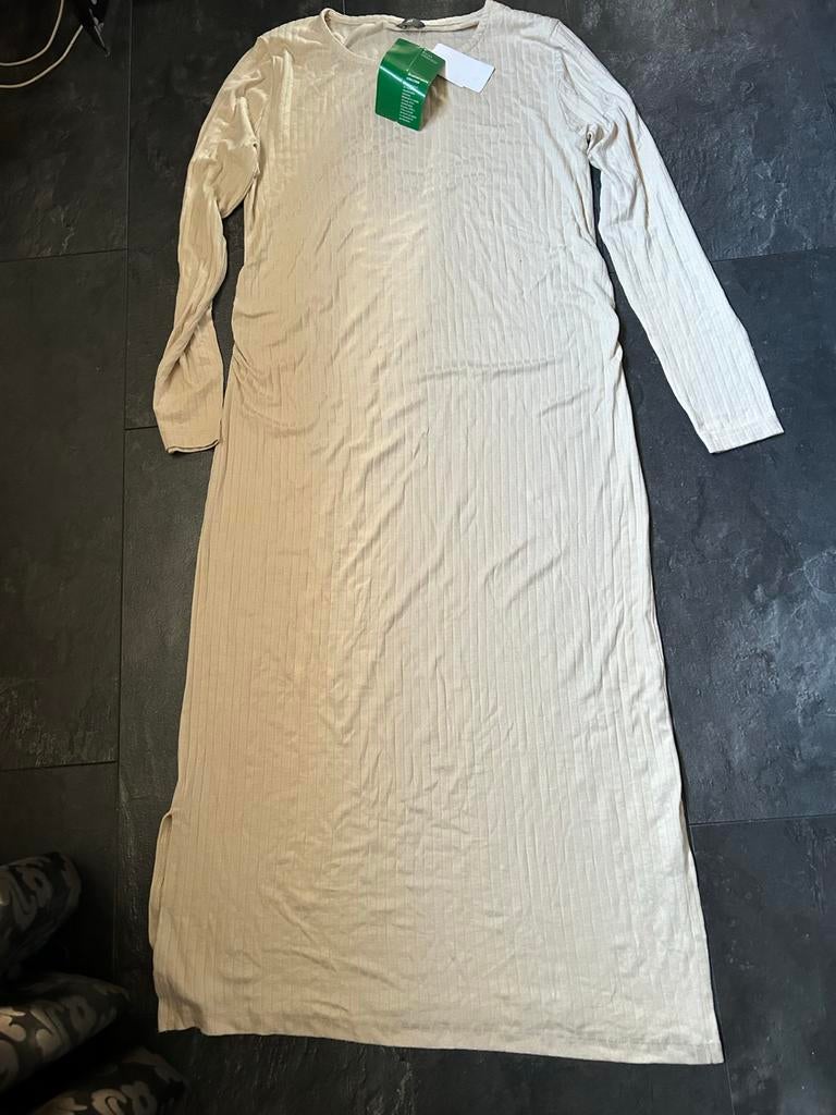 Nieuwe lange jurk maat 40 met prijskaartje, Maat 38/40 (M), Beige, Nieuw, Ophalen of Verzenden
