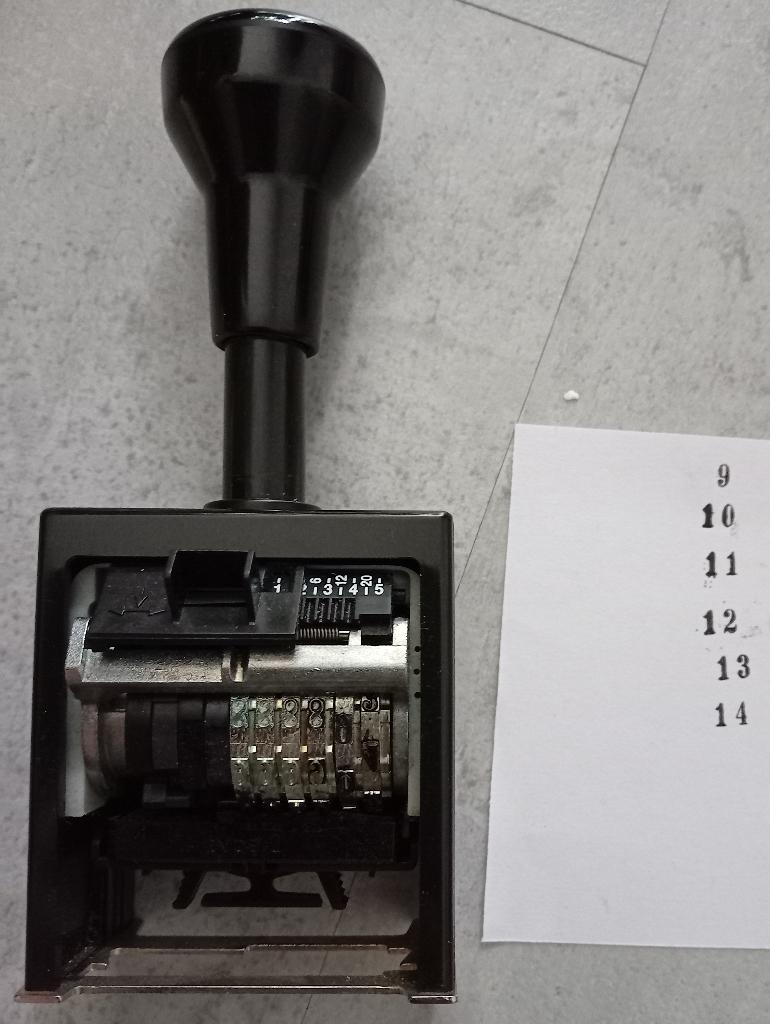 Reiner Numeroteur B6K Antiqua 4.5mm in doos, Antiek en Kunst, Antiek | Kantoor en Zakelijk, Ophalen of Verzenden