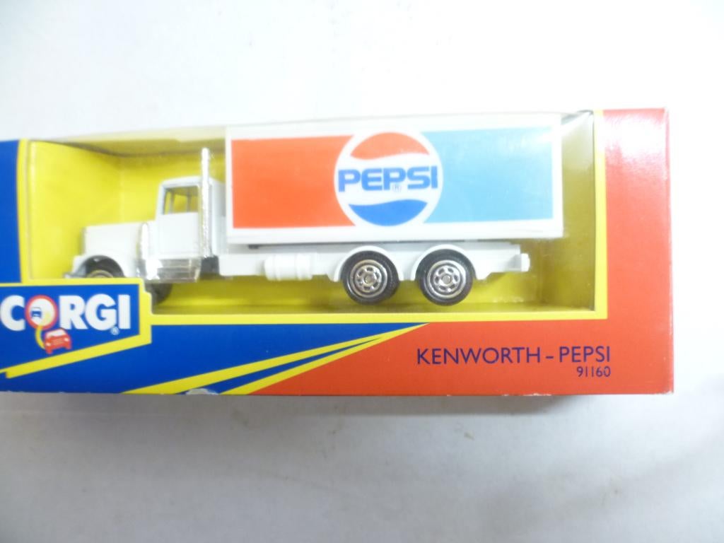 Corgi 1991 Kenworth vrachtauto Pepsi Cola 13cm lang auto, Hobby en Vrije tijd, Modelauto's | Overige schalen, Ophalen of Verzenden