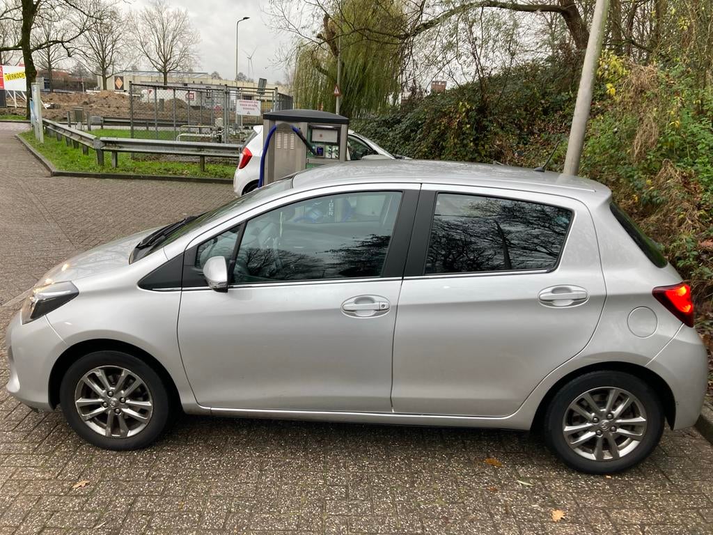 Toyota Yaris 1.3 73KW 5DR 2016 Grijs, Auto's, Voorwielaandrijving, Stof, 40 €/maand, 4 cilinders