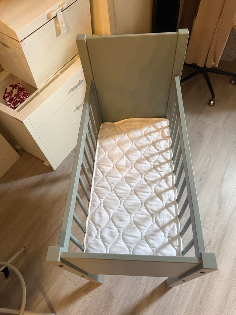 Noa Kidsmil ledikant met matras - groenblauw, Ophalen, Zo goed als nieuw, Ledikant