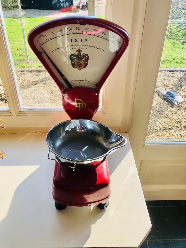 DP weegschaal uit 1955 in rood met gouden bies, Antiek en Kunst, Antiek | Gereedschap en Instrumenten, Ophalen