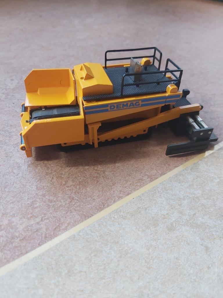 Demag asfalteermachine van NZG schaal 1/50 in de OVP, Hobby en Vrije tijd, Ophalen of Verzenden, Nieuw, Overige typen, NZG