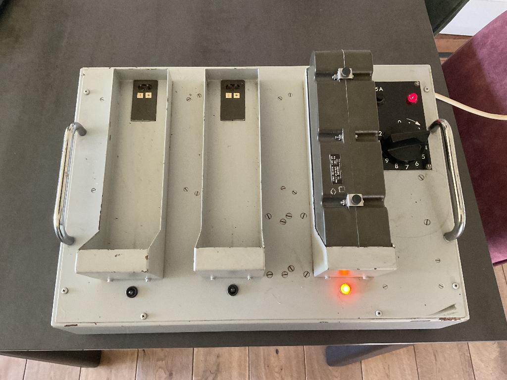 Accu lader voor de rt3600 rt4600 radio, Ophalen of Verzenden, Landmacht, Nederland