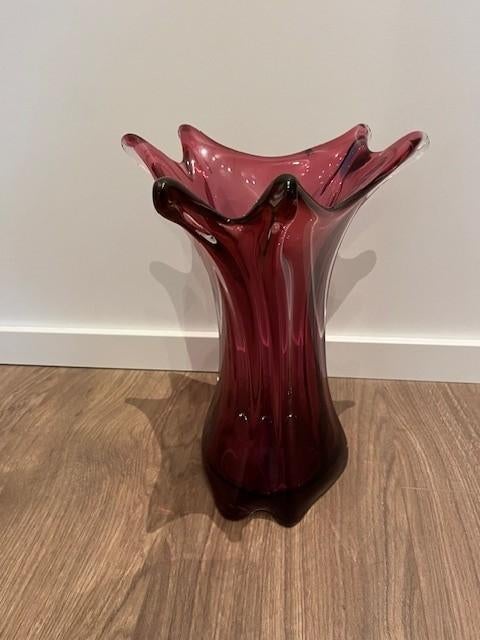 Vintage vaas - Bordeaux / Wijnrood, Ophalen of Verzenden, Minder dan 50 cm, Rood, Glas