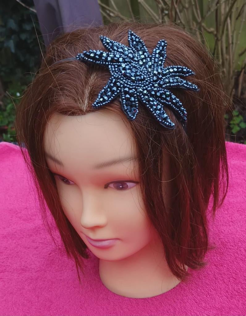 Diadeem zwart met glittersteentjes op stof.Gala, Feest, Kleding | Dames, Hoeden en Petten, Zo goed als nieuw, One size fits all