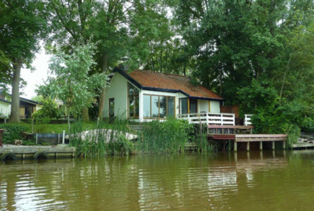 Te huur: Vakantiehuisje aan het water in Noord-Groningen (2, Internet, 1 slaapkamer, Chalet, Bungalow of Caravan, Aan meer of rivier